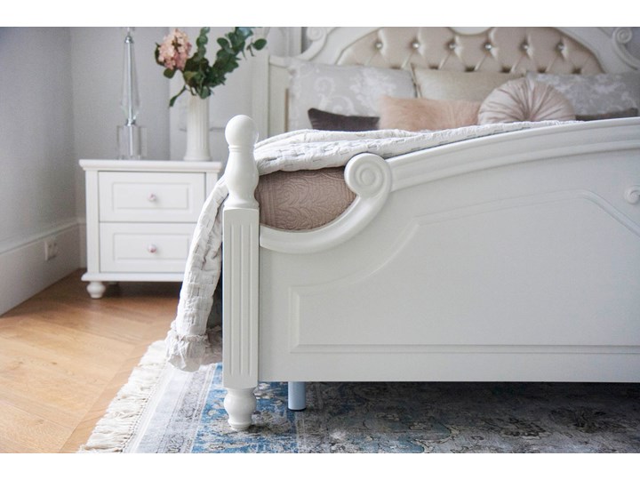 Białe łóżko Arabella, tapicerowane Łóżko tapicerowane Ekoskóra Tkanina Łóżko pikowane Rozmiar materaca 180x200 cm Drewno Kolor Biały
