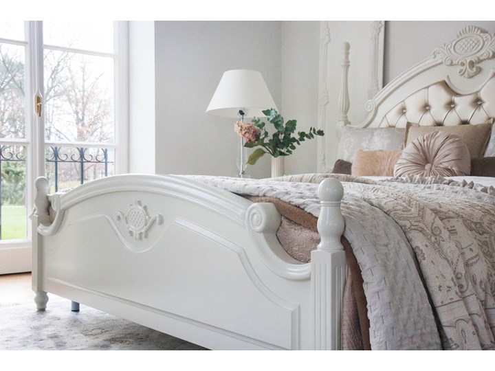 Białe łóżko Arabella, tapicerowane Drewno Łóżko tapicerowane Łóżko pikowane Kolor Biały Tkanina Ekoskóra Kategoria Łóżka do sypialni