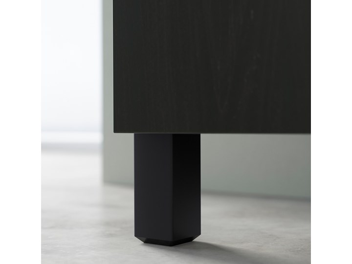 IKEA BESTÅ Kombinacja z drzwiami, Czarnybrąz/Lappviken/Stubbarp czarnybrąz, 180x42x74 cm Z szafkami i szufladami Płyta MDF Głębokość 42 cm Płyta meblowa Wysokość 96 cm Pomieszczenie Salon Szerokość 142 cm Pomieszczenie Garderoba