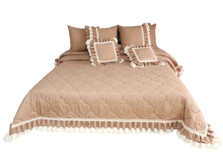 Narzuta pikowana na łóżko z falbaną NMM-02 Mariall Kolor Beżowy 170x210 cm Poliester Kategoria Narzuty