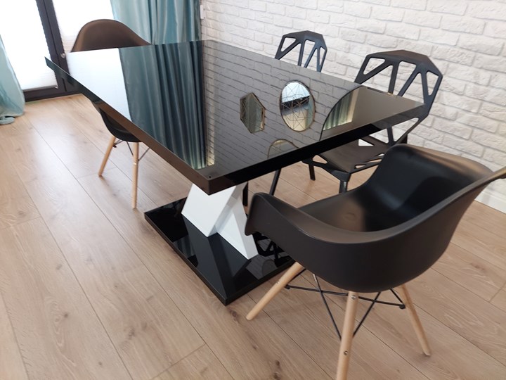 Nierozkładany stół do jadalni w wysokim połysku Oskar Szerokość 80 cm Wysokość 70 cm Długość 70 cm Płyta MDF Szerokość 70 cm Wysokość 75 cm Długość 120 cm Wysokość 120 cm Szerokość 120 cm Rozkładanie
