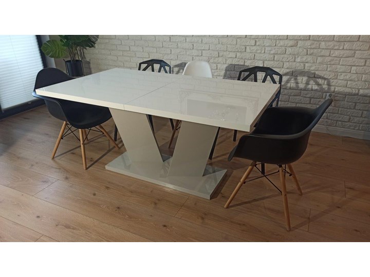 Rozkładany stół do jadalni w wysokim połysku Sommelier I 160-210 Długość 100 cm Kolor Biały Wysokość 60 cm Długość 210 cm Płyta MDF Szerokość 160 cm Długość 160 cm Kategoria Stoły kuchenne