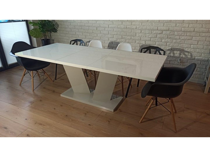 Rozkładany stół do jadalni w wysokim połysku Sommelier I 160-210 Płyta MDF Szerokość 160 cm Długość 160 cm Wysokość 60 cm Długość 100 cm Długość 210 cm Kategoria Stoły kuchenne Styl Nowoczesny