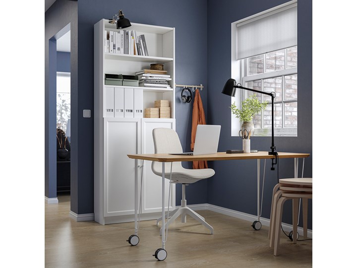 IKEA ANFALLARE/LÅNGFJÄLL / BILLY/OXBERG Kombinacja biurko/szafka, i krzesło obrotowe bambus/beżowy biały Kategoria Zestawy mebli do sypialni
