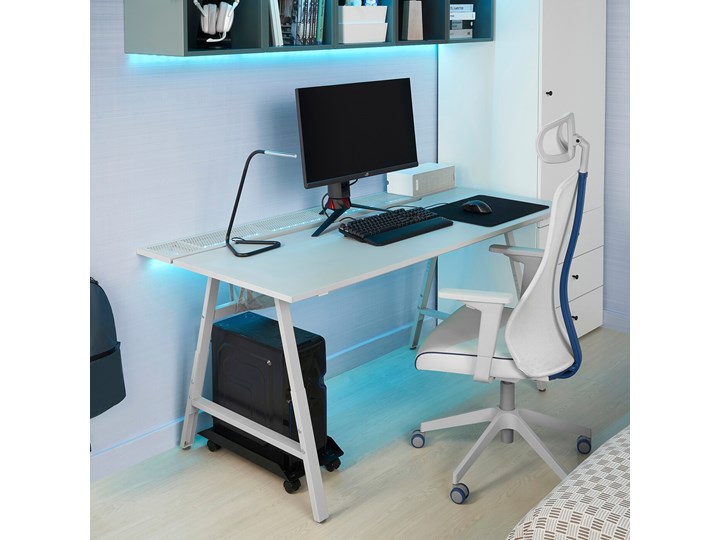 IKEA UTESPELARE / MATCHSPEL Biurko gamingowe i krzesło, Jasnoszary/biały, Maksymalna wysokość siedziska: 59 cm Kategoria Zestawy mebli do sypialni
