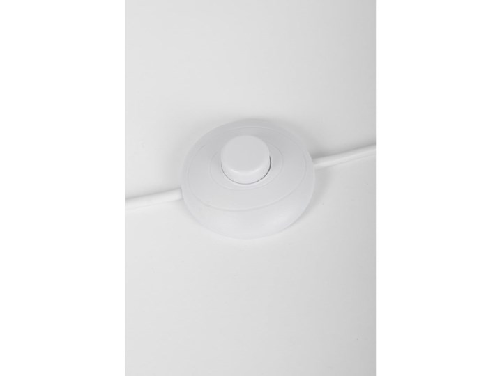 Lampa stojąca z białymi metalowymi nogami i białym kloszem loomi.design Kiki Styl Nowoczesny Lampa z kloszem Tkanina Kategoria Lampy podłogowe