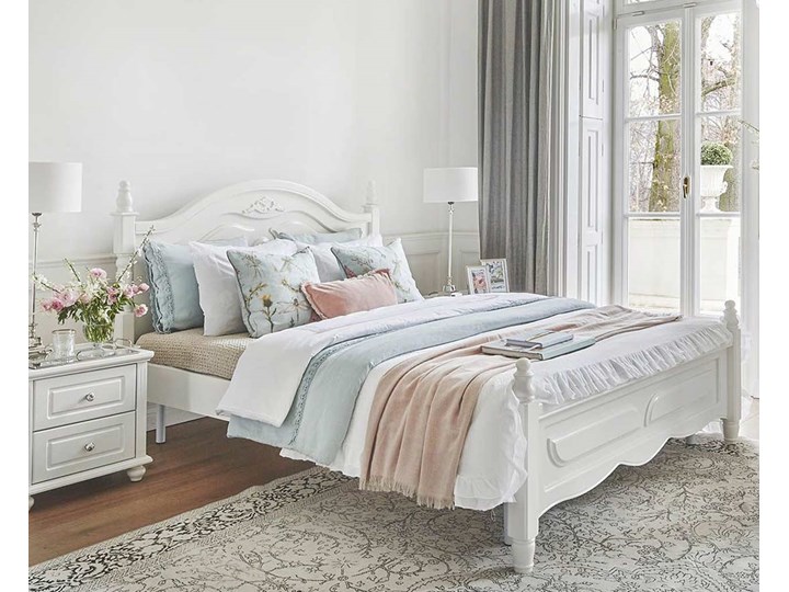 Łóżko białe 160x200 cm Caroline, rzeźbiony zagłówek Łóżko drewniane Drewno Tkanina Kategoria Łóżka do sypialni