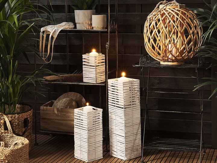 Beliani Zestaw 3 świeczników białe drewniane kwadratowe wysokie różne rozmiary boho design szklany pojemnik Kolor Biały Metal Żelazo Szkło Drewno Kategoria Świeczniki i świece