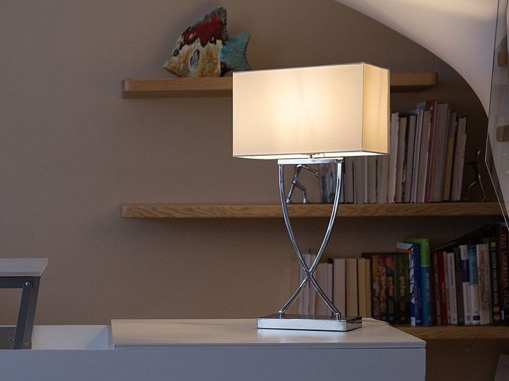 Beliani Lampa stołowa biurkowa srebrna z białym abażurem klosz prostokątny Lampa z kloszem Lampa z abażurem Chrom Metal Kolor Srebrny