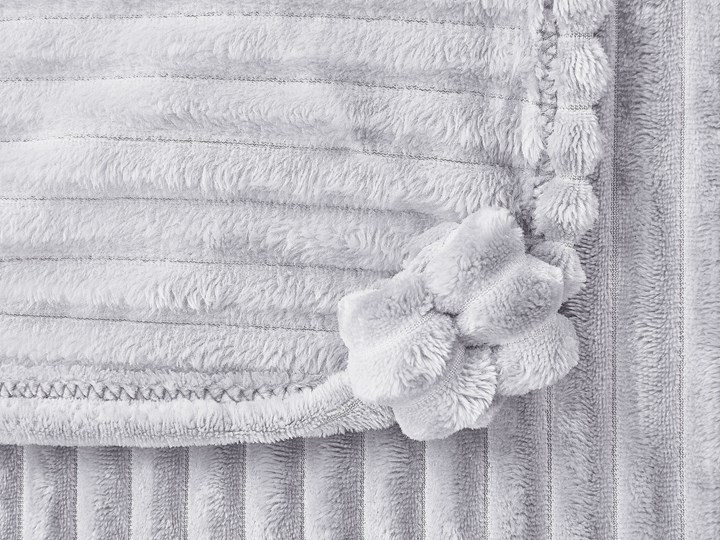 Beliani Koc jasnoszary 150 x 200 cm poliester prążkowany z pomponami narzuta na sofę łóżko 150x200 cm Kategoria Koce i pledy