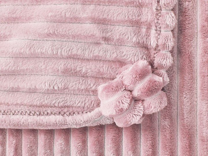 Beliani Koc różowy 150 x 200 cm poliester prążkowany z pomponami narzuta na sofę łóżko 150x200 cm Kategoria Koce i pledy