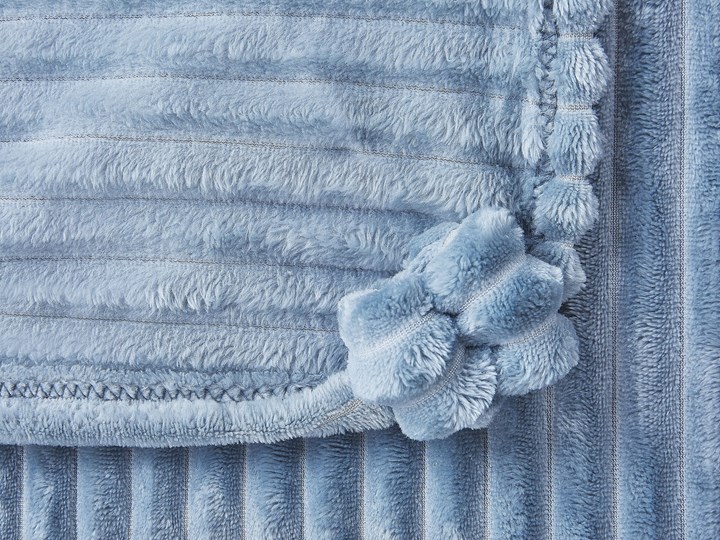 Beliani Koc niebieski 150 x 200 cm poliester prążkowany z pomponami narzuta na sofę łóżko 150x200 cm Kategoria Koce i pledy