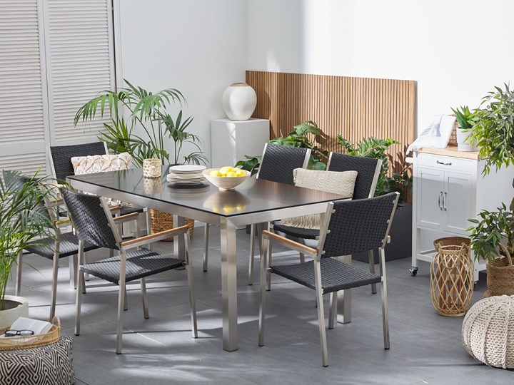 Beliani Zestaw mebli ogrodowych jadalniany czarny stół szkło hartowane 180 x 90 cm 6 krzeseł czarnych z technorattanu sztaplowanych Zawartość zestawu Krzesła Stal Stoły z krzesłami Styl Nowoczesny