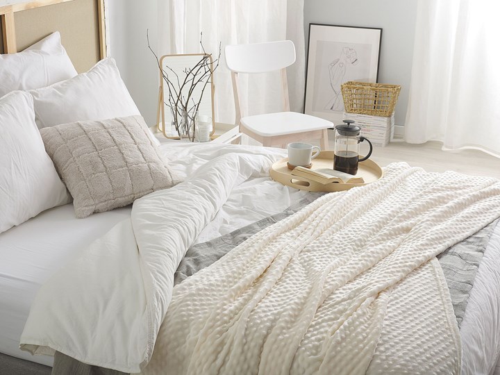 Beliani Koc kremowy narzuta z pomponami 200 x 220 cm wypukłe kropki na łóżko sofę akcesoria dekoracyjne 200x220 cm Poliester Kolor Biały
