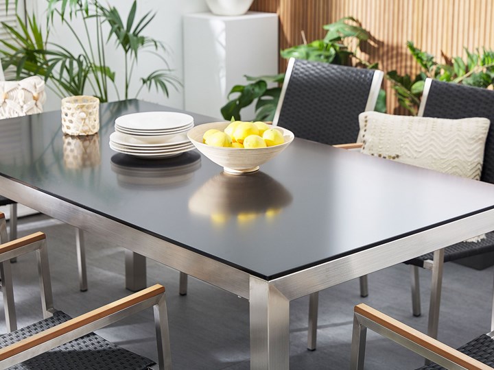 Beliani Zestaw mebli ogrodowych jadalniany czarny stół szkło hartowane 180 x 90 cm 6 krzeseł czarnych z technorattanu sztaplowanych Stoły z krzesłami Stal Zawartość zestawu Krzesła