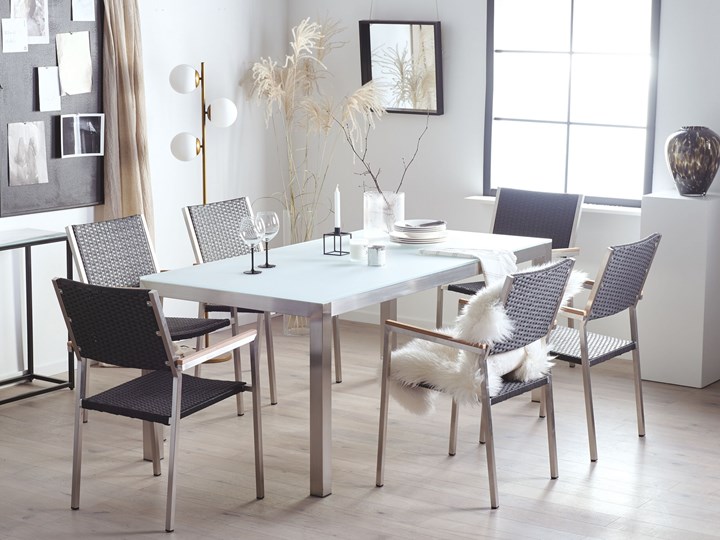 Beliani Zestaw mebli ogrodowych jadalniany biały stół szkło hartowane 180 x 90 cm 6 krzeseł czarnych z technorattanu sztaplowanych Stoły z krzesłami Stal Kolor Szary Styl Nowoczesny