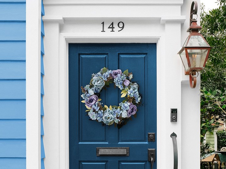 Beliani Wianek na drzwi niebieski dekoracyjny kwiatowy 50 cm okrągła ozdoba ścienna na stół w stylu rustykalnym tradycyjnym boho Kategoria Sztuczne kwiaty Wianki Kolor Szary