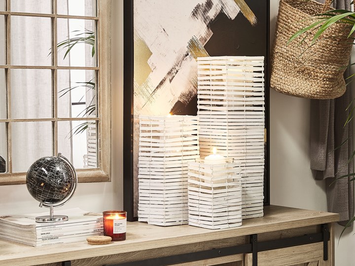 Beliani Zestaw 3 świeczników białe drewniane kwadratowe wysokie różne rozmiary boho design szklany pojemnik Metal Szkło Kategoria Świeczniki i świece Żelazo Drewno Kolor Biały