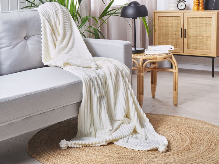 Beliani Koc biały 150 x 200 cm poliester prążkowany z pomponami narzuta na sofę łóżko