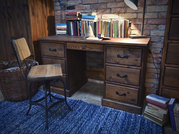 Biurko drewniane sosnowe woskowane Rustyk Sosna Biurko tradycyjne Drewno Szerokość 152 cm Kolor Brązowy Głębokość 152 cm Styl Vintage