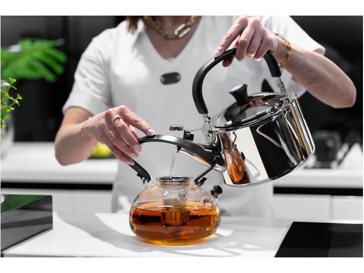 Błyszczący nierdzewny czajnik z gwizdkiem Vialli Design, 1,5 l Kategoria Czajniki Ze stali nierdzewnej Indukcja