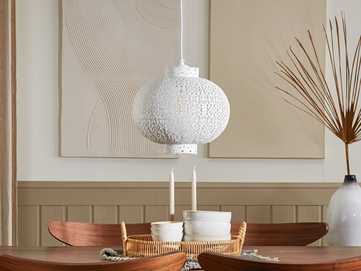 Beliani Lampa wisząca biała metalowa 88 cm ażurowa kształt lampionu matowe wykończenie boho Lampa z kloszem Stal Kategoria Lampy wiszące Kolor Biały