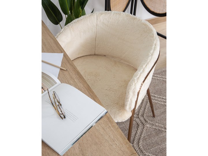 Krzesło Runnie z białym futrzanym obiciem z nogami stalowymi w złotym wykończeniu Wysokość 73 cm Głębokość 48 cm Szerokość 55 cm Tkanina Styl Nowoczesny