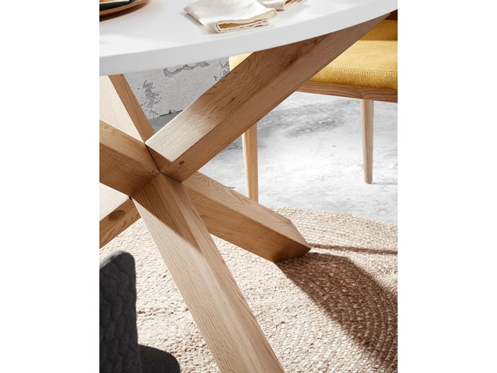 Stół okrągły Lotus biały z drewnianymi nogami Ø 135 cm Płyta MDF Styl Minimalistyczny Drewno Pomieszczenie Stoły do kuchni