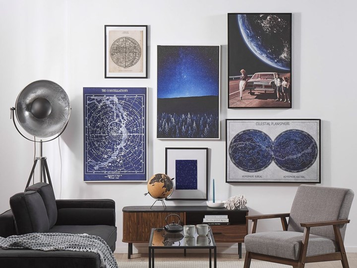 Beliani Obraz w ramię na płótnie niebieski wydruk 63 x 93 cm motyw mapa gwiazd nocne niebo dekoracja na ścianę Wymiary 63x93 cm Wzór Mapy