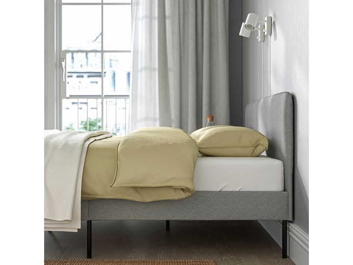 IKEA SLATTUM / KULLEN Zestaw mebli do sypialni 4 szt, Knisa jasnoszary/biały, 140x200 cm Pomieszczenie Sypialnia Kategoria Zestawy mebli do sypialni