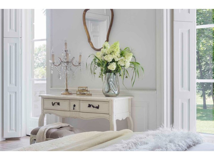 Konsola / stolik Lilou blanc, przecierany biały Szerokość 110 cm Głębokość 47 cm Wysokość 80 cm Drewno Z szufladą Metal Pomieszczenie Sypialnia