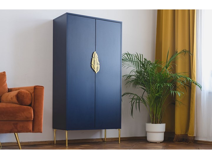 Wysoka granatowa komoda ze złotymi dodatkami Skandica MERLIN Wysokość 160 cm Głębokość 40 cm Płyta MDF Styl Nowoczesny