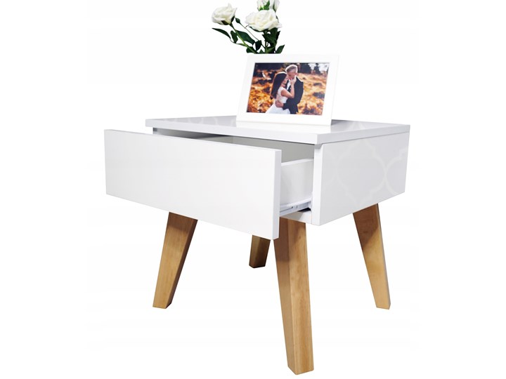 Stolik nocny "VOGA" biały połysk, bukowe nóżki Płyta MDF Szerokość 44 cm Głębokość 40 cm Nocne Drewno Szerokość 45 cm Styl Skandynawski