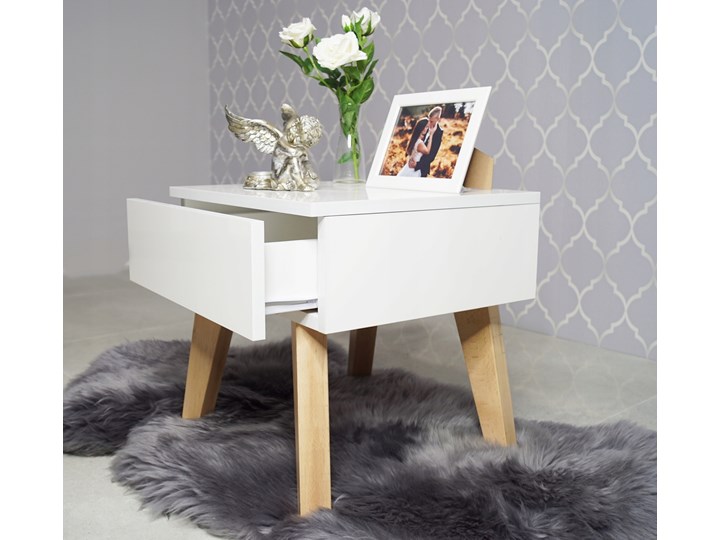 Stolik nocny "VOGA" biały połysk, bukowe nóżki Szerokość 44 cm Płyta MDF Głębokość 40 cm Szerokość 45 cm Nocne Drewno Styl Skandynawski