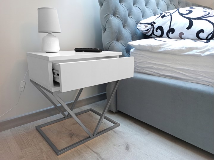 Stolik nocny "YOGA" biały mat, srebrna podstawa V Szerokość 45 cm Płyta MDF Metal Płyta laminowana Nocne Płyta meblowa Głębokość 35 cm Typ Nocne