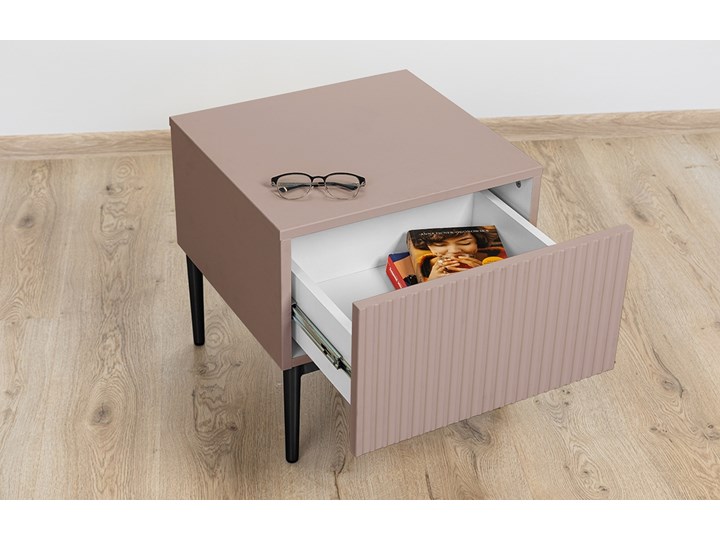 BOGART. Zestaw szafek nocnych Nicole 2 szt. antyczny róż MDF / czarne nóżki Wysokość 45 cm Płyta laminowana Głębokość 45 cm Szerokość 46 cm Nocne Płyta MDF Kolor Różowy Typ Nocne
