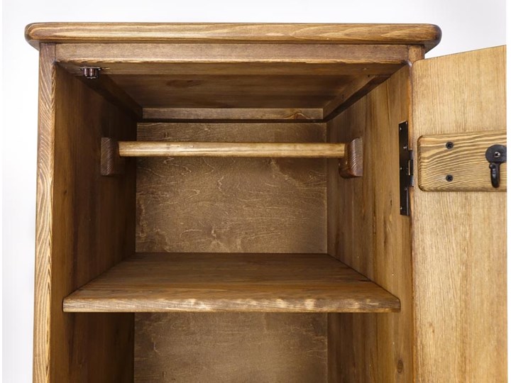 Szafa drewniana jednodrzwiowa Rustyk Drewno Głębokość 60 cm Ilość drzwi Jednodrzwiowe Szerokość 57 cm Wysokość 190 cm Pomieszczenie Sypialnia