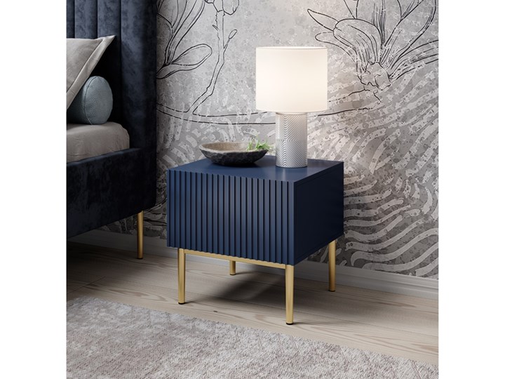 BOGART. Zestaw szafek nocnych Nicole 2 szt. granat MDF / złote nóżki Płyta MDF Szerokość 46 cm Głębokość 45 cm Płyta laminowana Nocne Wysokość 45 cm Metal Kolor Granatowy Pomieszczenie Sypialnia