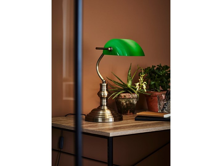 Zielona lampa stołowa z podstawą w kolorze mosiądzu Markslöjd Bankers, wys. 25 cm Lampa gabinetowa Kolor Zielony Funkcje Brak dodatkowych funkcji