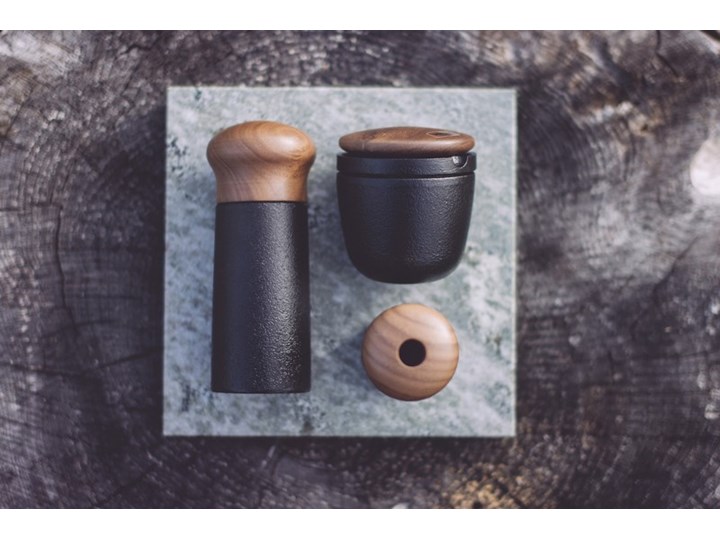 Pojemnik na sól morską Walnut, drewniane w Stal nierdzewna Drewno Kategoria Przyprawniki Solniczka i pieprzniczka Kolor Szary