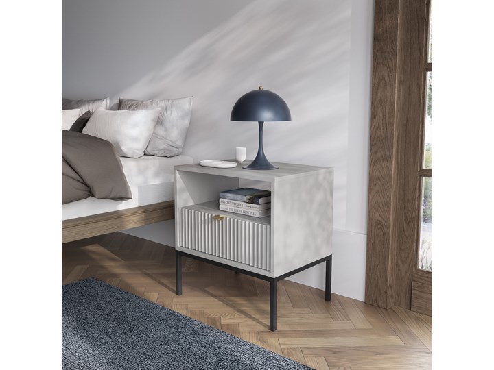 SELSEY Szafka nocna Vellore 54 cm szara z ryflowanym frontem i złotym uchwytem Płyta MDF Szkło Metal Płyta meblowa Płyta laminowana Nocne Typ Nocne