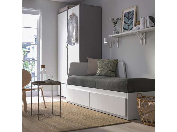 IKEA FLEKKE Leżanka z 2 szufladami, 2 materace, biały/Ågotnes twardy, 80x200 cm Drewno Łóżko drewniane Kategoria Łóżka do sypialni