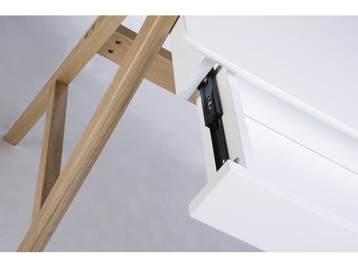 Biurko RIVA (Scandic) białe - blat MDF, podstawa dębowa Głębokość 70 cm Kolor Biały Płyta MDF Kategoria Biurka