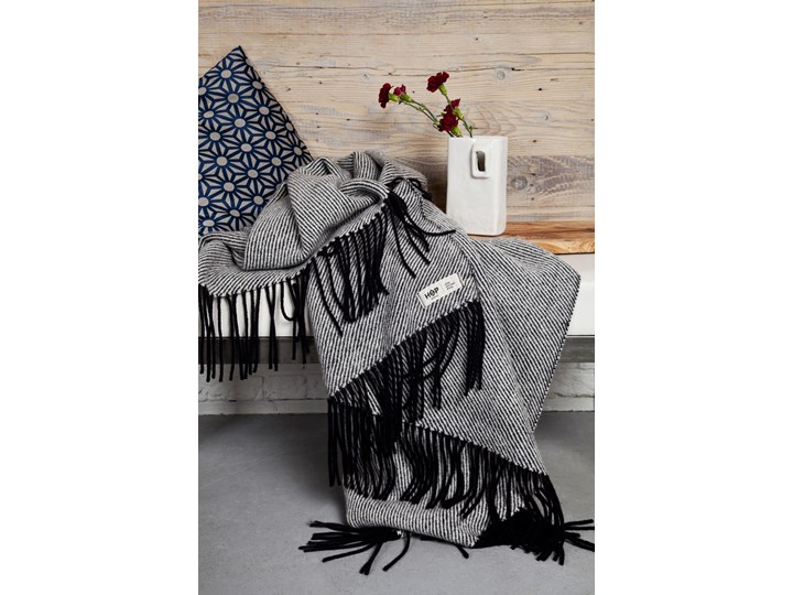 Koc wełniany HOP DESIGN – RURU (black) Wełna 145x205 cm Kolor Czarny