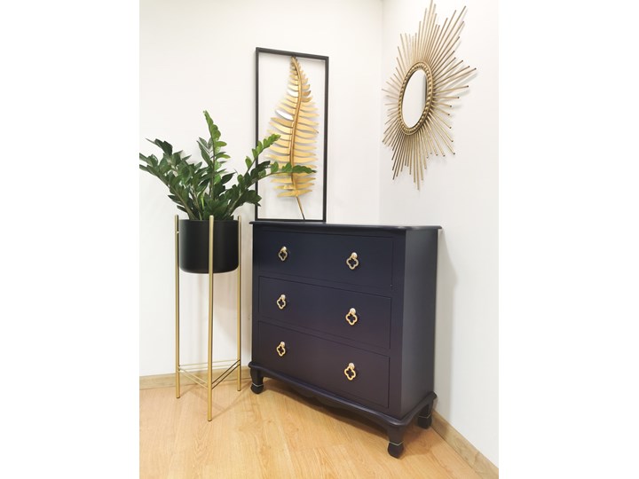 Komoda granatowa Gold Clover ze złotymi uchwytami Szerokość 78 cm Płyta MDF Wysokość 78 cm Kolor Granatowy Z szufladami Głębokość 30 cm Pomieszczenie Salon