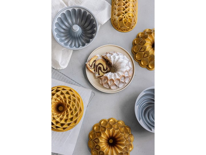 Forma do pieczenia z odlewu aluminium w kolorze złota Bonami Selection Lotus Do babki Kolor Złoty