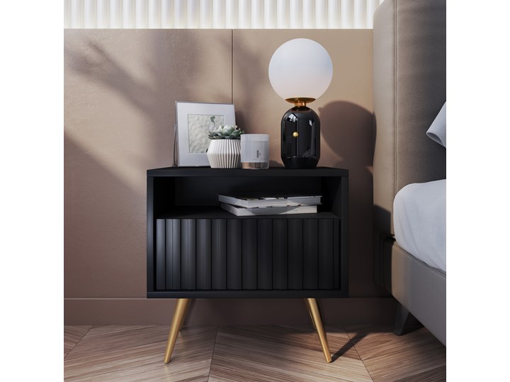 SELSEY Szafka nocna Bello z szufladą z lamelowym frontem czarna ze złotymi nogami Nocne Płyta meblowa Wysokość 48 cm Płyta laminowana Szerokość 47 cm Płyta MDF Głębokość 32 cm Styl Nowoczesny