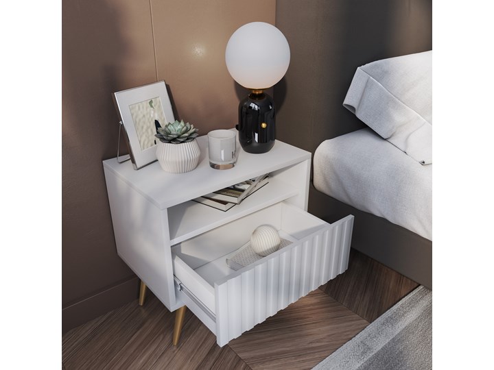 SELSEY Szafka nocna Bello z szufladą z lamelowym frontem biała ze złotymi nogami Wysokość 48 cm Płyta MDF Szerokość 47 cm Płyta meblowa Głębokość 32 cm Kolor Biały Płyta laminowana Kategoria Szafki nocne