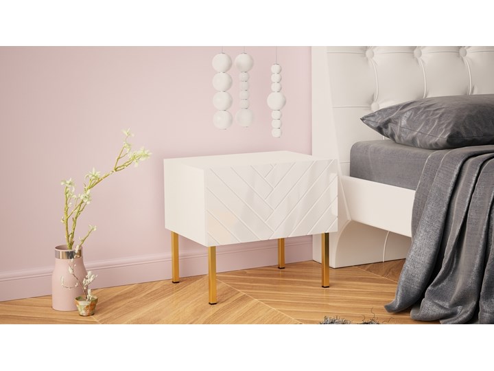 SELSEY Szafka nocna Qudula 50x37 cm biały mat / biały połysk ze złotymi nogami jodełka Płyta meblowa Nocne Płyta MDF Metal Pomieszczenie Sypialnia Płyta laminowana Kategoria Szafki i regały