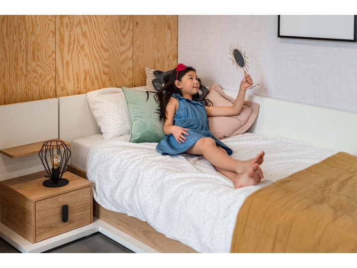 Stolik nocny SIMI MS-08 biały / hikora naturalna Szerokość 43 cm Płyta laminowana Głębokość 45 cm Płyta meblowa Wysokość 70 cm Płyta MDF Kategoria Szafki nocne